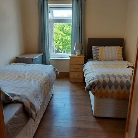 Red Door Townhouse Apartment Голуей Екстериор снимка