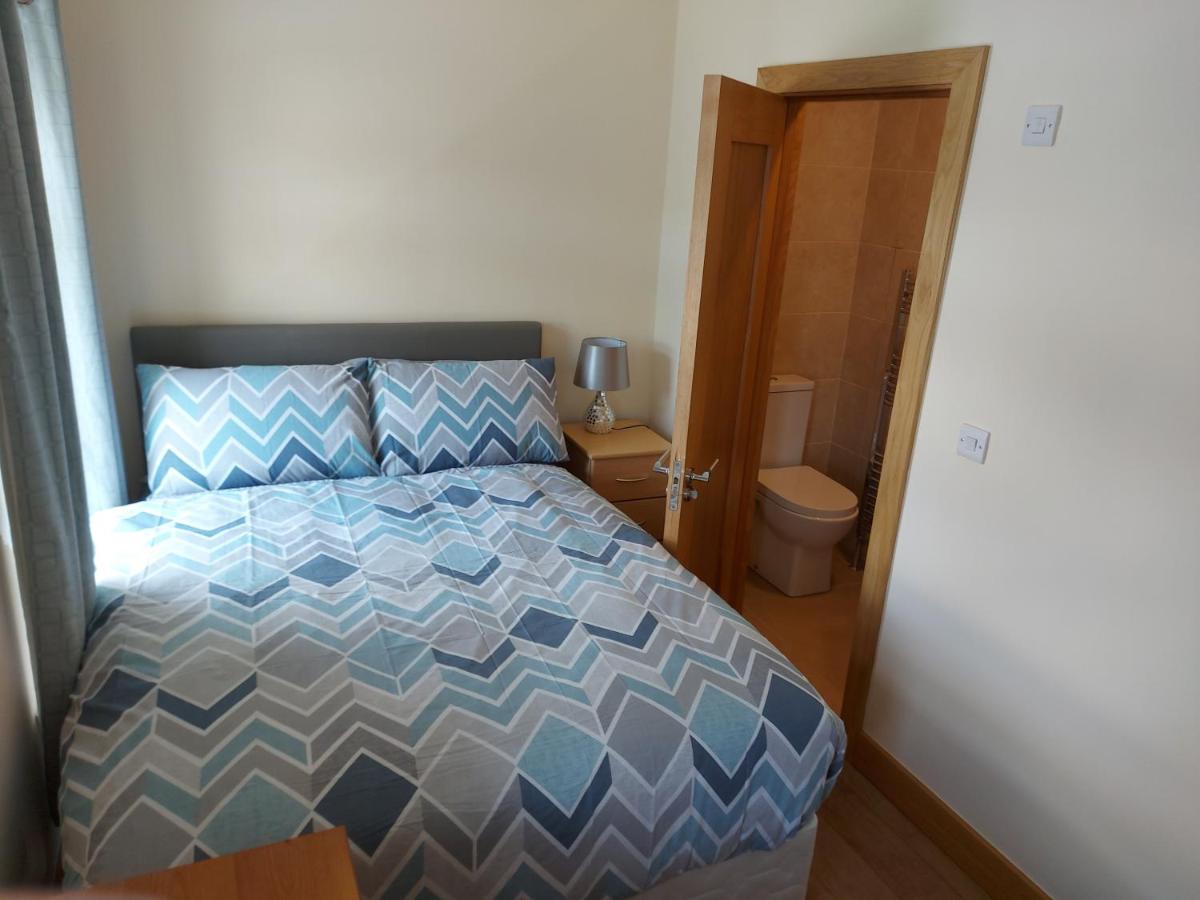Red Door Townhouse Apartment Голуей Екстериор снимка